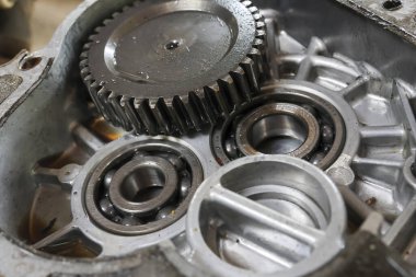 Parçalanmış mekanik montajın yakın görüntüsü, karmaşık vites ve bilyelerin hassasiyet ve mühendislik duygusu ile gösterilmesi