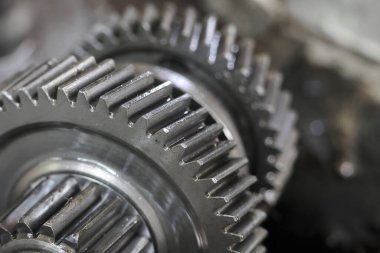 Metal dişlilerin birbirine uyum sağlamasını yakından görmek hassasiyet, mühendislik ve mekanik karmaşıklığı güvenilir güç duygusuyla aktarmak.