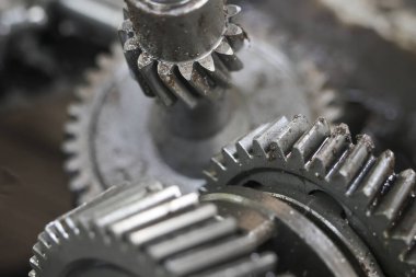 Birbirine kenetlenmiş vitesler bağlantı ve işbirliğini temsil ediyor. Bu da mekanik hassasiyet ve endüstriyel ilerleme hissini ortaya koyuyor. Bu düzen ve işlevselliği çağrıştırıyor.