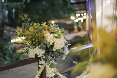 Yumuşak beyaz ve yeşil çiçekleri olan romantik çiçek aranjmanları neşe ve güzellik hissi uyandırır, özel durumlar veya zarif dekorlar için mükemmeldir.