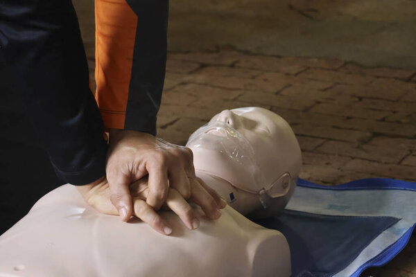 Обучение искусственному дыханию с помощью манекена, акцент на жизненно важных навыках и подготовке к чрезвычайным ситуациям