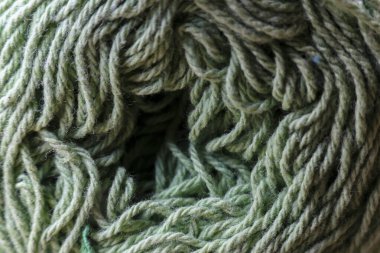 Yumuşak yeşil iplik yumağı dokusuna yakın. Örgü örmek, örgü örmek ve el işi yapmak için mükemmel. Sıcak ve el yapımı hisler için doğal yün ipliği arkaplanı