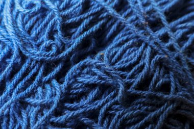 Mavi yün dokusunun makro arkaplanını kapat. Samimi örgü ya da örgü işi için yumuşak lif ipliği ayrıntıları, karmaşık ve rahat desenleri gösterir