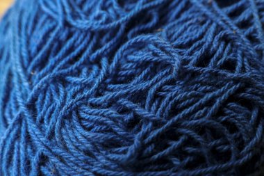 Örgü işi ya da hobi için karışık mavi yün yumağı. dağınık iplik ilginç bir doku arkaplanı yaratır, yaratıcı kaos ve rahatlık hissi uyandırır.