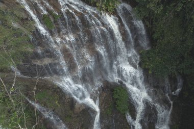 Engebeli kayalık uçurumlarda, parlak yeşil yosunlarla süslenmiş muhteşem şelaleler. Güçlü, tatlı su dinamik enerjiyle akar, ferahlatıcı, dingin bir doğal ortam yaratır.