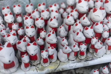 Sayısız beyaz ve kırmızı tilki figürleri Japon geleneğini ve ruhani bağlılığı temsil eder. Her küçük seramik tilki karmaşık detaylar sergiler. Huzurlu ve barışçıl duygular uyandırır.