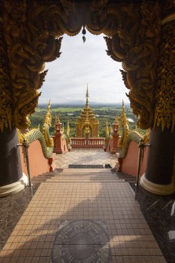Süslü merdivenleri ve merdivenleri olan altın tapınak mimarisi, büyük kemer girişinden görülebiliyor. Yükseltilmiş manzara huzur dolu manzaralar sunar, ruhani tapınak huzur verir, antik