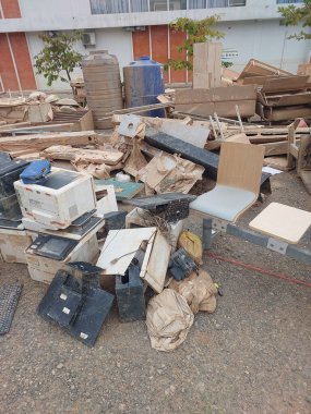 Dışarıdaki çöpler, çöpler ve çöpler. Bu atık, enkaz ve çöp yığınında kırık mobilyalar ve eski elektronik aletler, dağınık ve kirlenmiş sahneler yaratılıyor.