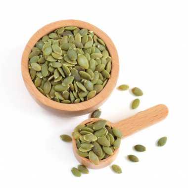 Kabak çekirdeği beyaz arka planda yakın.