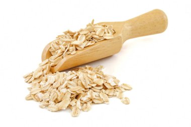 Beyaz arka planda tam tahıllı arpa..