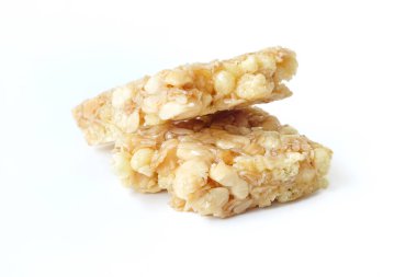 Beyaz zemin üzerinde izole müsli bar veya granola bar.