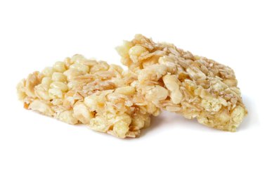 Beyaz zemin üzerinde izole müsli bar veya granola bar.