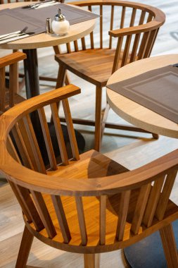 Modern ahşap masa bir restoranda