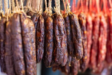 Ülkedeki markette tütsülenmiş sosis..