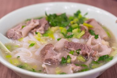 Domuz eti ve çorbalı erişte fotoğrafı.