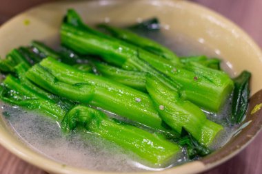 Tavada sarımsaklı yeşil fasulye.