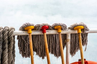 Duvardaki paslı metal süpürgeye yakın çekim..