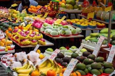 Markette taze meyve.