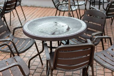 Eski bir kafenin boş masaları