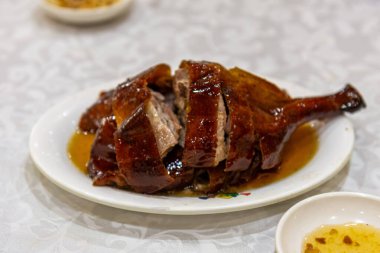 Tabakta kızarmış ördek.