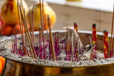 Tütsü, mum ve tütsü çubuklarıyla yapışır..