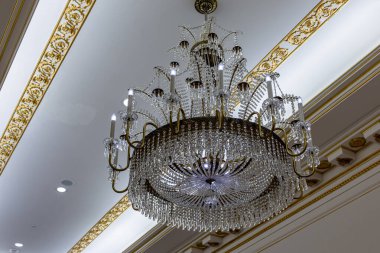 Otelin içinde bir avize var.