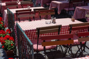 Kırmızı ve beyaz kareli kumaşlı bir masa