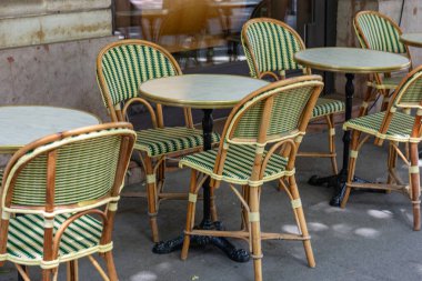 Restoranın dışında bir masa ve sandalyeler.