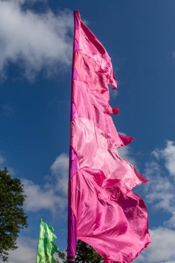 Havada pembe bir bayrak dalgalanıyor.