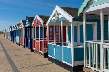 İngiltere, deniz kenarındaki renkli ahşap kulübeler.