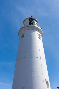 Mavi gökyüzü arka planında beyaz deniz feneri.