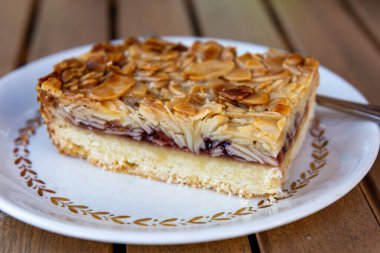 Tahta bir masada fındıklı tatlı turta.