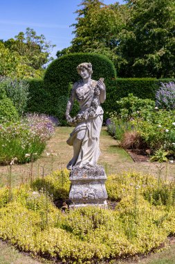 Bahçedeki antik bir kadın heykeli