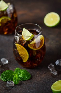 Kahverengi rom, kola ve limonlu Küba Libre 'si. Küba Libre veya Long Island kokteyli.