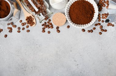 Kahve hazırlama sahnesinde kahve, fasulye, süt ve aletler ustalıkla şekillendirilmiş bir yüzeyde sergilenerek kahve severleri keşfetmeye davet edilir.