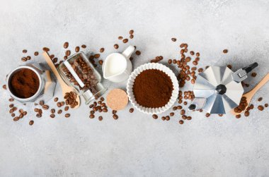 Kahve hazırlama sahnesinde kahve, fasulye, süt ve aletler ustalıkla şekillendirilmiş bir yüzeyde sergilenerek kahve severleri keşfetmeye davet edilir.