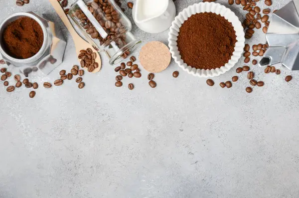 Kahve hazırlama sahnesinde kahve, fasulye, süt ve aletler ustalıkla şekillendirilmiş bir yüzeyde sergilenerek kahve severleri keşfetmeye davet edilir.