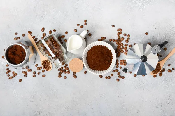 Kahve hazırlama sahnesinde kahve, fasulye, süt ve aletler ustalıkla şekillendirilmiş bir yüzeyde sergilenerek kahve severleri keşfetmeye davet edilir.