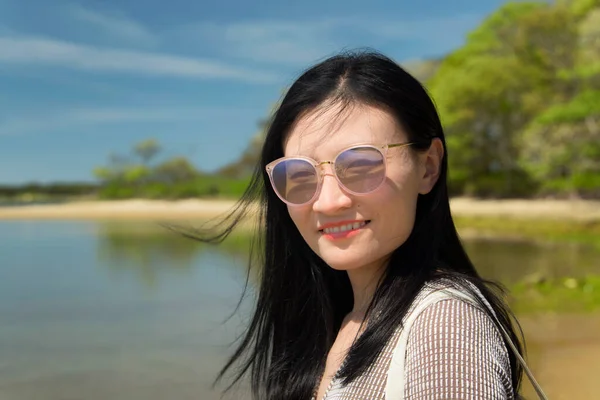Una Mujer China Feliz Posando Con Paisaje Natural Nueva Inglaterra —  Fotos de Stock