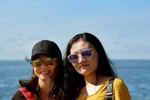 Twee Gelukkig Chinees Vrouw Glimlachen Met Een Oceaan Achtergrond Virginia — Stockfoto