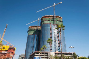 Güneşli mavi bir gökyüzünde Los Angeles California 'da yeni bina inşaatı.  
