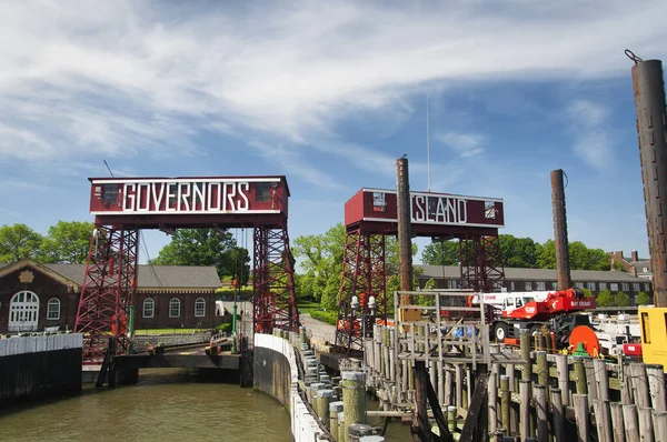 11 Haziran 2017. New York, New York. New York, New York 'ta Manhattan' daki Vali Adası Ulusal Parkı. Hudson Nehri 'nin güneşli bir yaz gününde..  