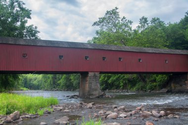 Batı Cornwall, Batı Cornwall Connecticut 'taki Housatonic Nehri üzerindeki köprüyü kaplamıştır..  