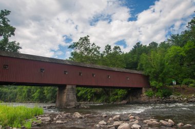 Batı Cornwall, Batı Cornwall Connecticut 'taki Housatonic Nehri üzerindeki köprüyü kaplamıştır..