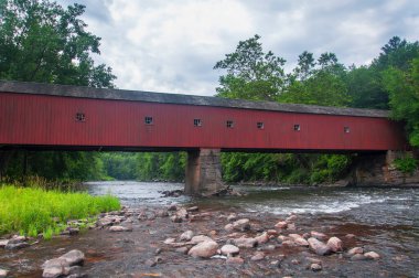 Batı Cornwall, Batı Cornwall Connecticut 'taki Housatonic Nehri üzerindeki köprüyü kaplamıştır..  