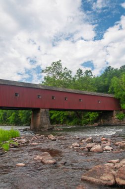 Batı Cornwall, Batı Cornwall Connecticut 'taki Housatonic Nehri üzerindeki köprüyü kaplamıştır..