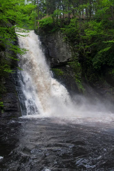 Uma Cachoeira Dentro Bushkill Cai Cidade Lehman Pensilvânia Dia Nublado — Fotografia de Stock