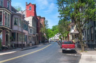 18 Mayıs 2019. Jim Thorpe, Pennsylvania 'dan. Güneşli bir günde tarihi Jim Thorpe Pennsylvania kasabasında çeşitli binalar.