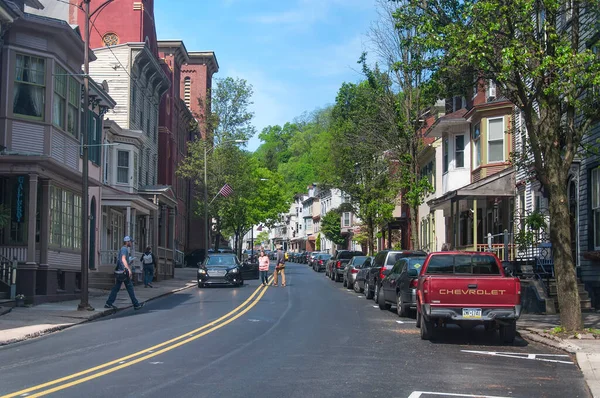 18 Mayıs 2019. Jim Thorpe, Pennsylvania 'dan. Güneşli bir günde tarihi Jim Thorpe Pennsylvania kasabasında çeşitli binalar.