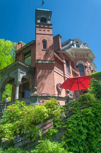 Jim Thorpe Pennsylvania 'daki tarihi Harry Packer malikanesi güneşli mavi gökyüzü gününde.